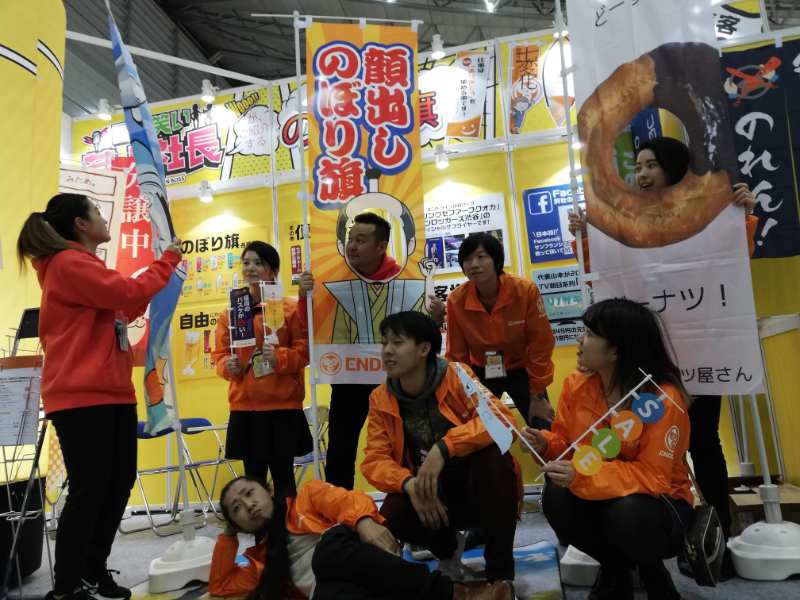 販促EXPO終了後の写真撮影のスタンバイ中の様子
