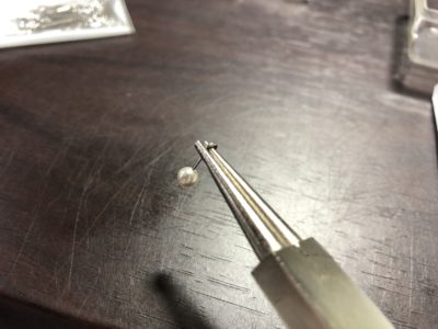 輪っかを作ったTピンとパールと専用道具