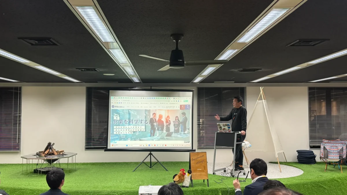 sports base tokyo Day0：会場の様子（人工芝のステージ）