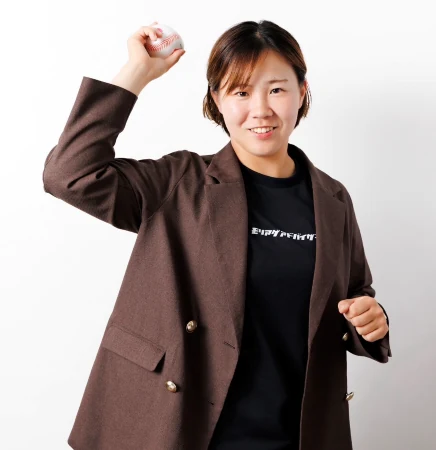 野球ボールを手に投球ポーズをとる女性アスリート社員のプロフィール写真