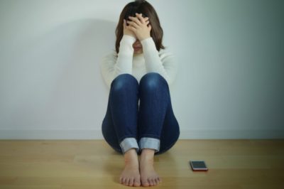 悩む女性