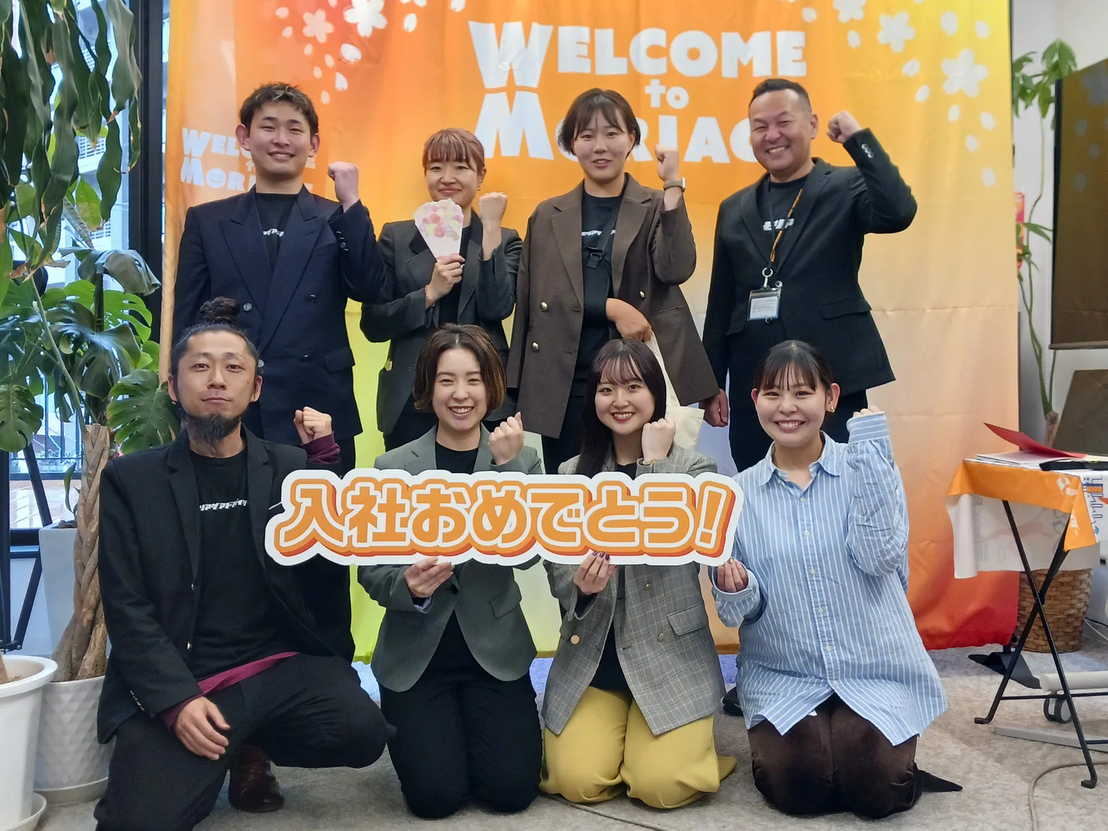 入社式で新しいメンバーを迎えるエンドラインのメンバー