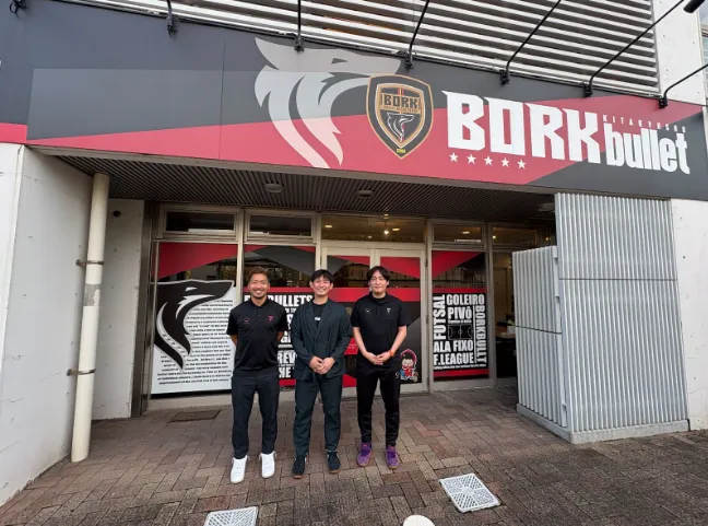 BORK bulletの施設前でスタッフ3名が並んで撮影した集合写真。