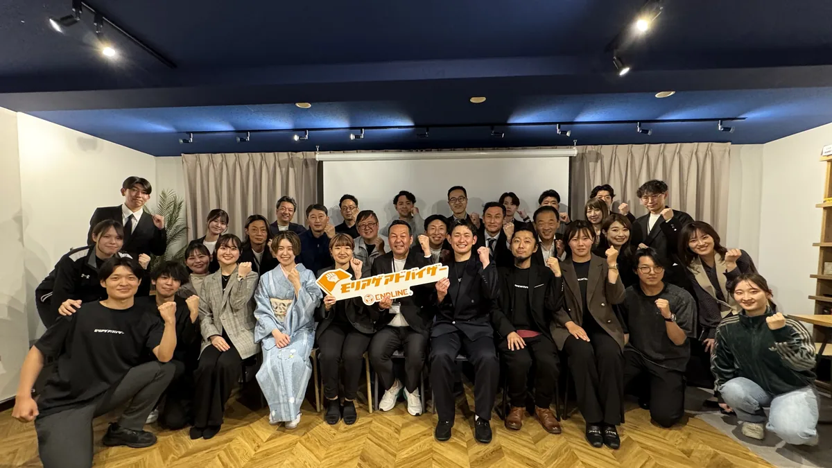 第21期経営計画発表会に参加したステークホルダーとスタッフの集合写真